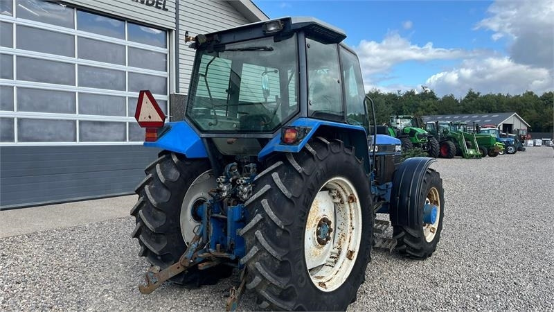 Traktor New Holland 8240 SLE Med frontlift og frontPTO: obrázok 13 Traktor New Holland 8240 SLE Med frontlift og frontPTO: obrázok 13
