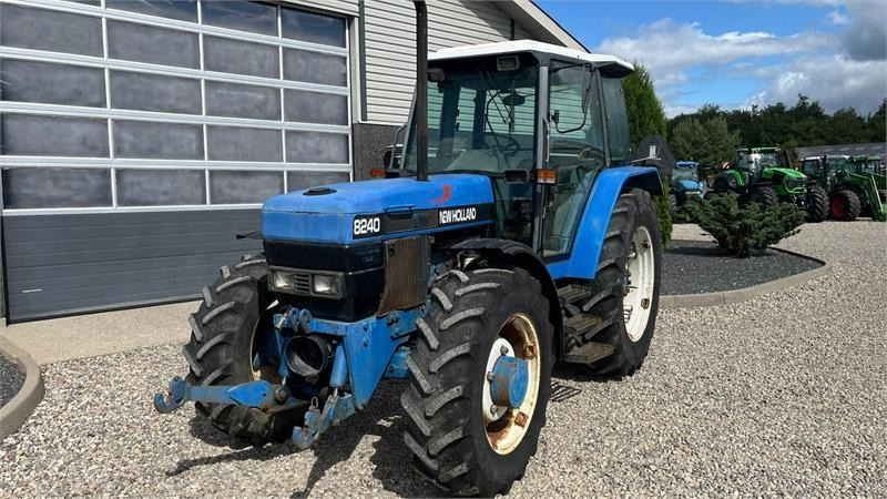 Traktor New Holland 8240 SLE Med frontlift og frontPTO: obrázok 8 Traktor New Holland 8240 SLE Med frontlift og frontPTO: obrázok 8