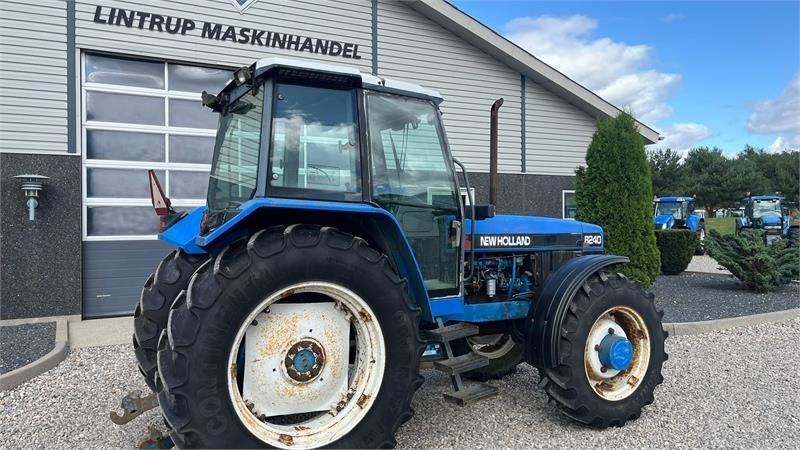 Traktor New Holland 8240 SLE Med frontlift og frontPTO: obrázok 12 Traktor New Holland 8240 SLE Med frontlift og frontPTO: obrázok 12