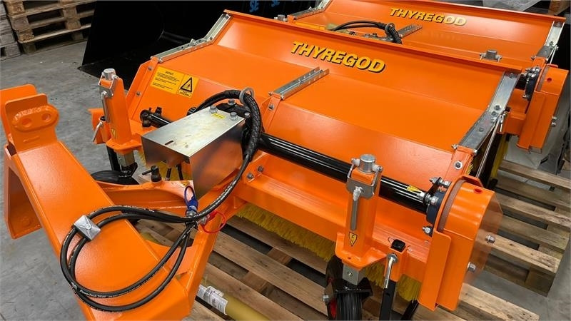 Thyregod TK 1600 PTO, med hydraulisk sving. - Zametač: obrázok 2 Thyregod TK 1600 PTO, med hydraulisk sving. - Zametač: obrázok 2