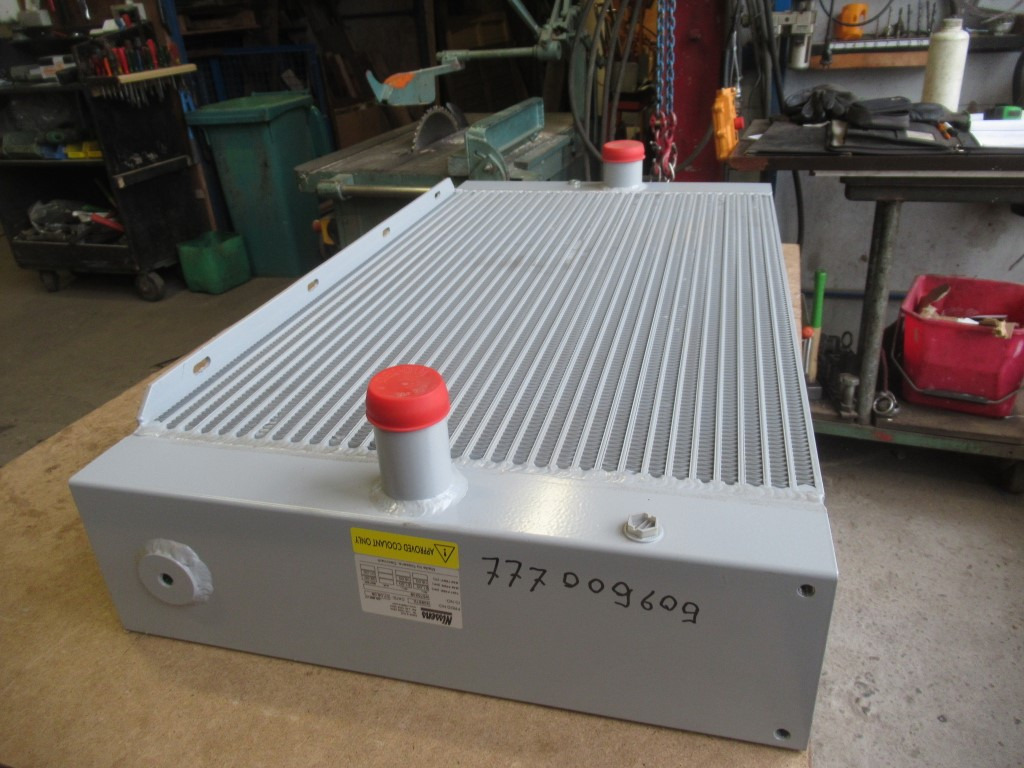 New Holland 6904526 - Chladič pre Stavebné stroje: obrázok 2 New Holland 6904526 - Chladič pre Stavebné stroje: obrázok 2