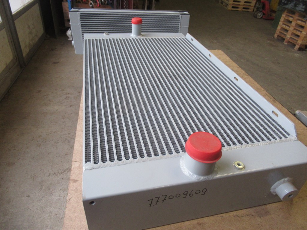 New Holland 6904526 - Chladič pre Stavebné stroje: obrázok 3 New Holland 6904526 - Chladič pre Stavebné stroje: obrázok 3