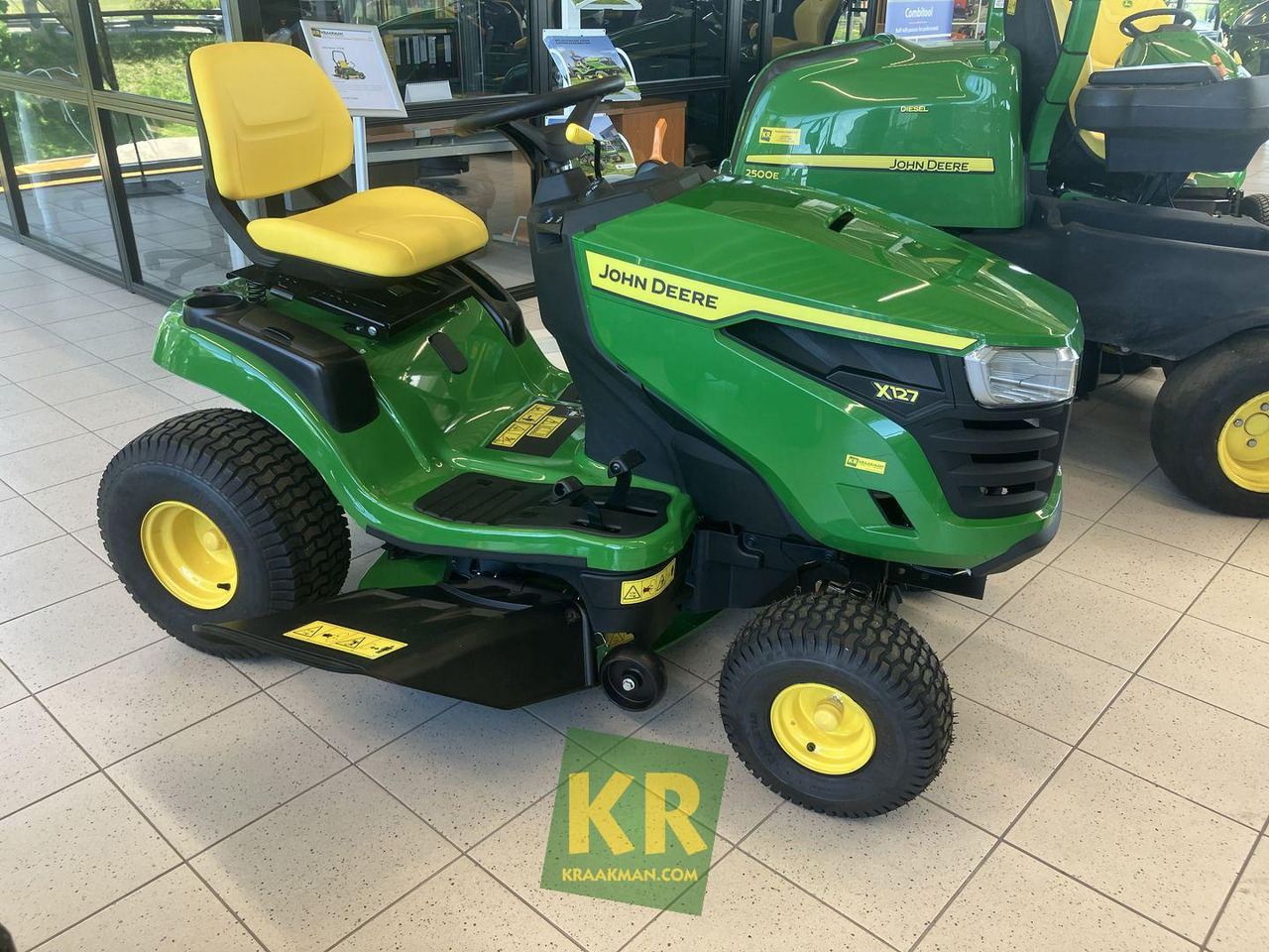 John Deere X127 - Záhradná kosačka: obrázok 2 John Deere X127 - Záhradná kosačka: obrázok 2