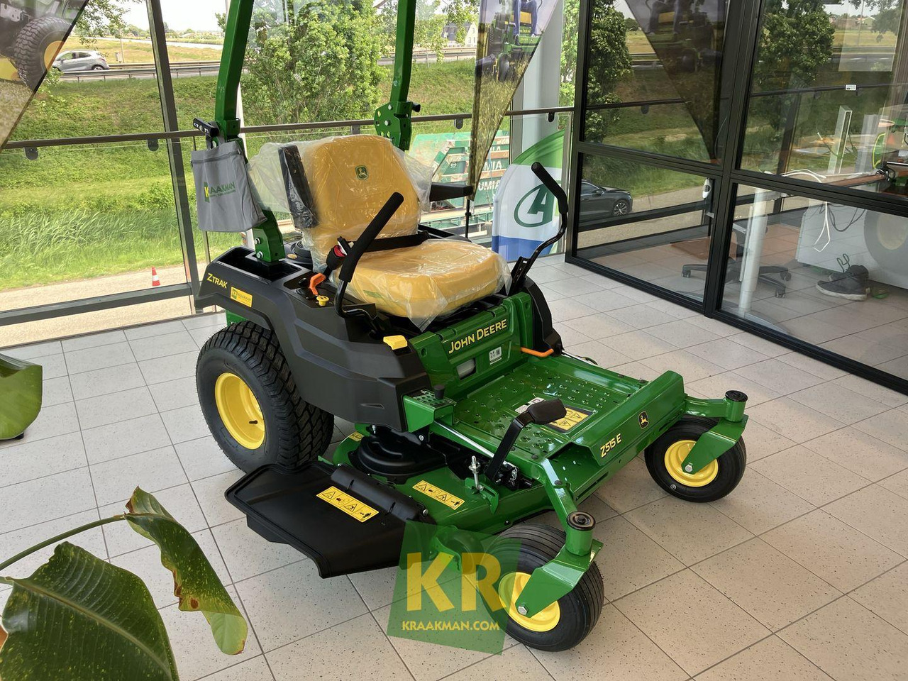 John Deere Z515E ZEROTURN - Záhradná kosačka: obrázok 2 John Deere Z515E ZEROTURN - Záhradná kosačka: obrázok 2