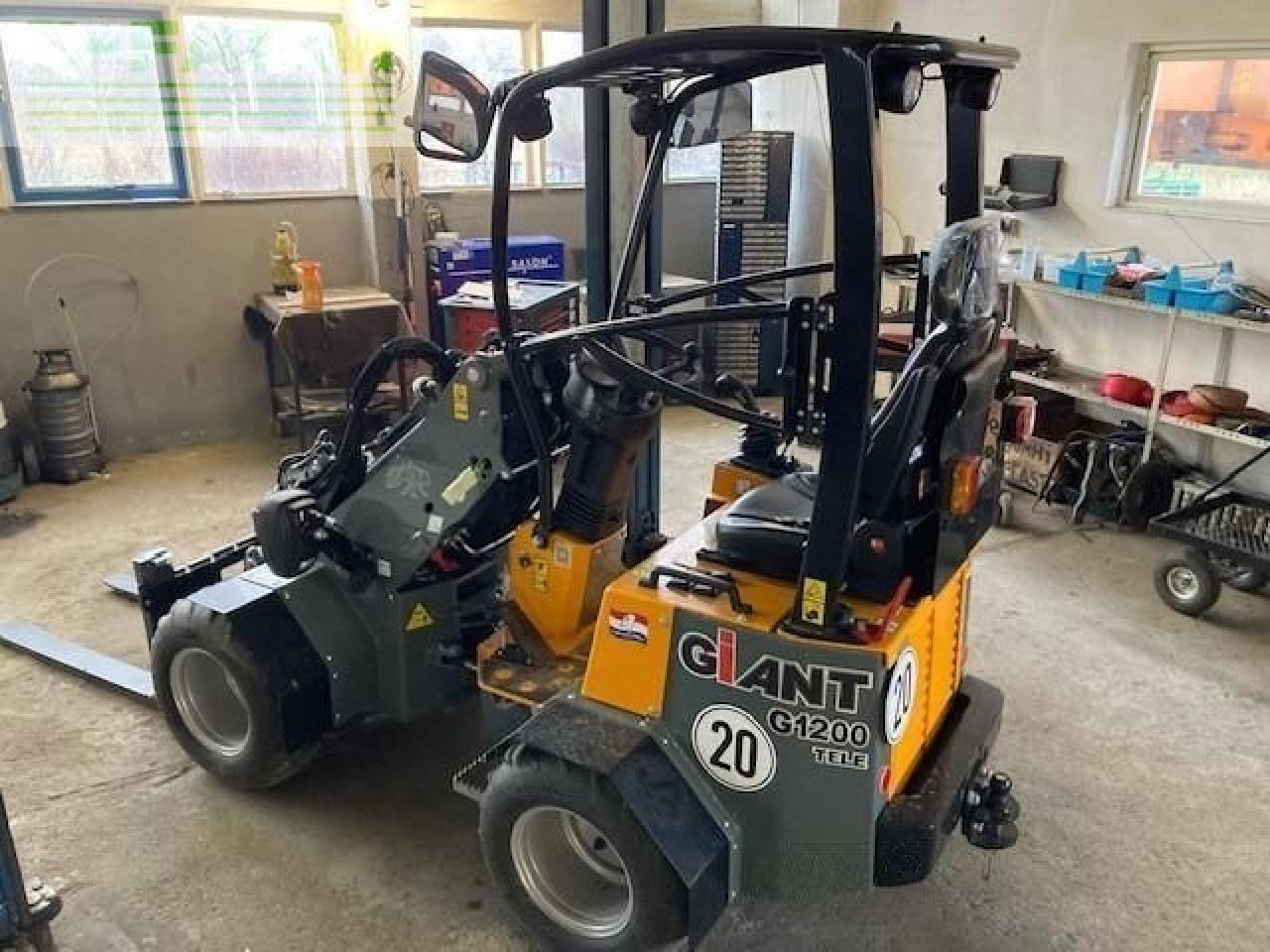 Giant g1200 tele -teleskopradlader - Mini rýpadlo: obrázok 1 Giant g1200 tele -teleskopradlader - Mini rýpadlo: obrázok 1