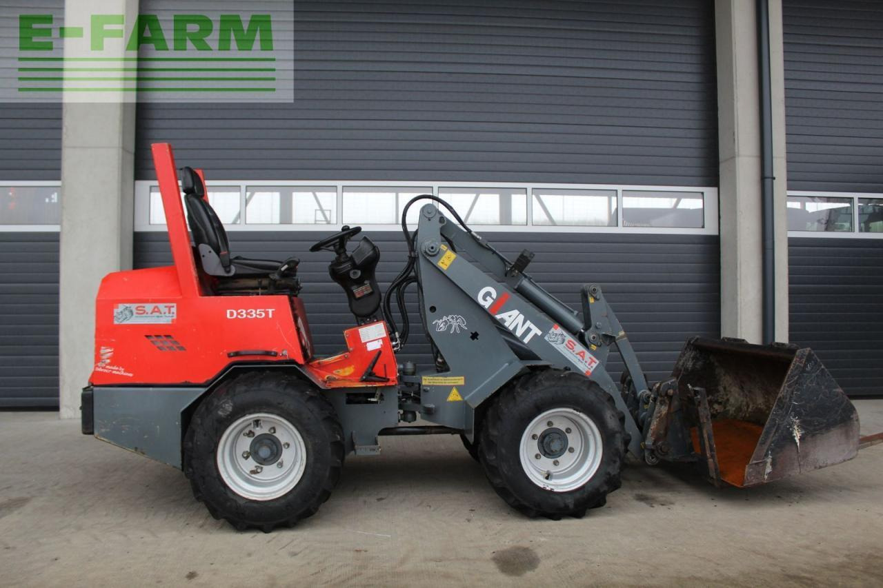 Giant hoflader d 335 t - Mini rýpadlo: obrázok 1 Giant hoflader d 335 t - Mini rýpadlo: obrázok 1