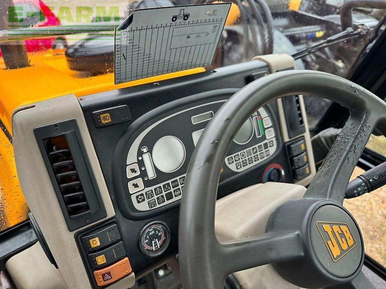 JCB fastrac 2115 / 4ws - Traktor: obrázok 2 JCB fastrac 2115 / 4ws - Traktor: obrázok 2
