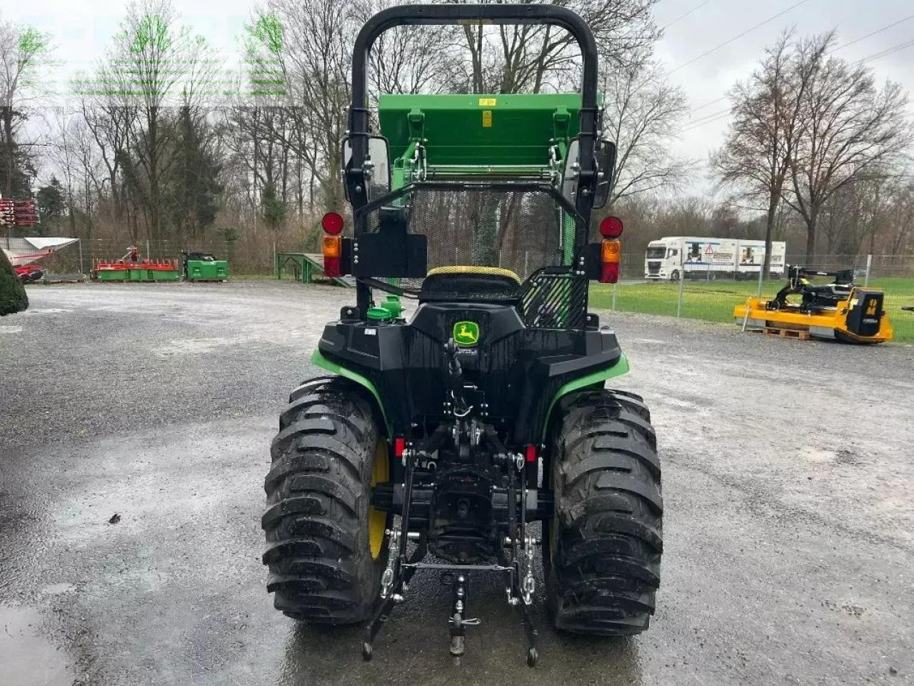 John Deere 3025e - Traktor: obrázok 4 John Deere 3025e - Traktor: obrázok 4