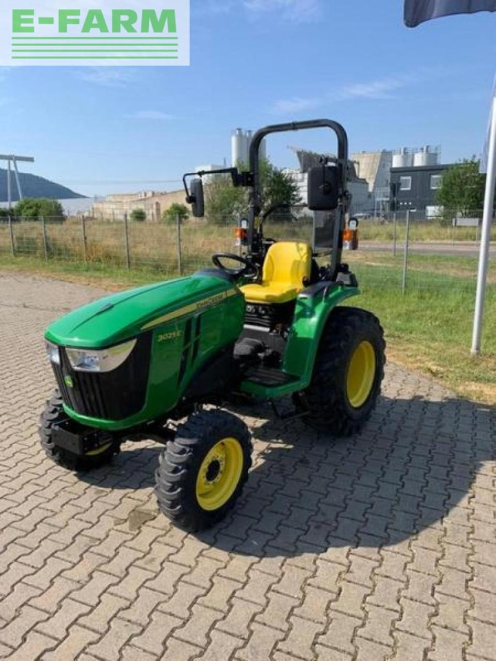 John Deere 3025e - Traktor: obrázok 2 John Deere 3025e - Traktor: obrázok 2