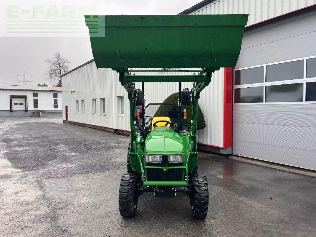 John Deere 3025e - Traktor: obrázok 2 John Deere 3025e - Traktor: obrázok 2