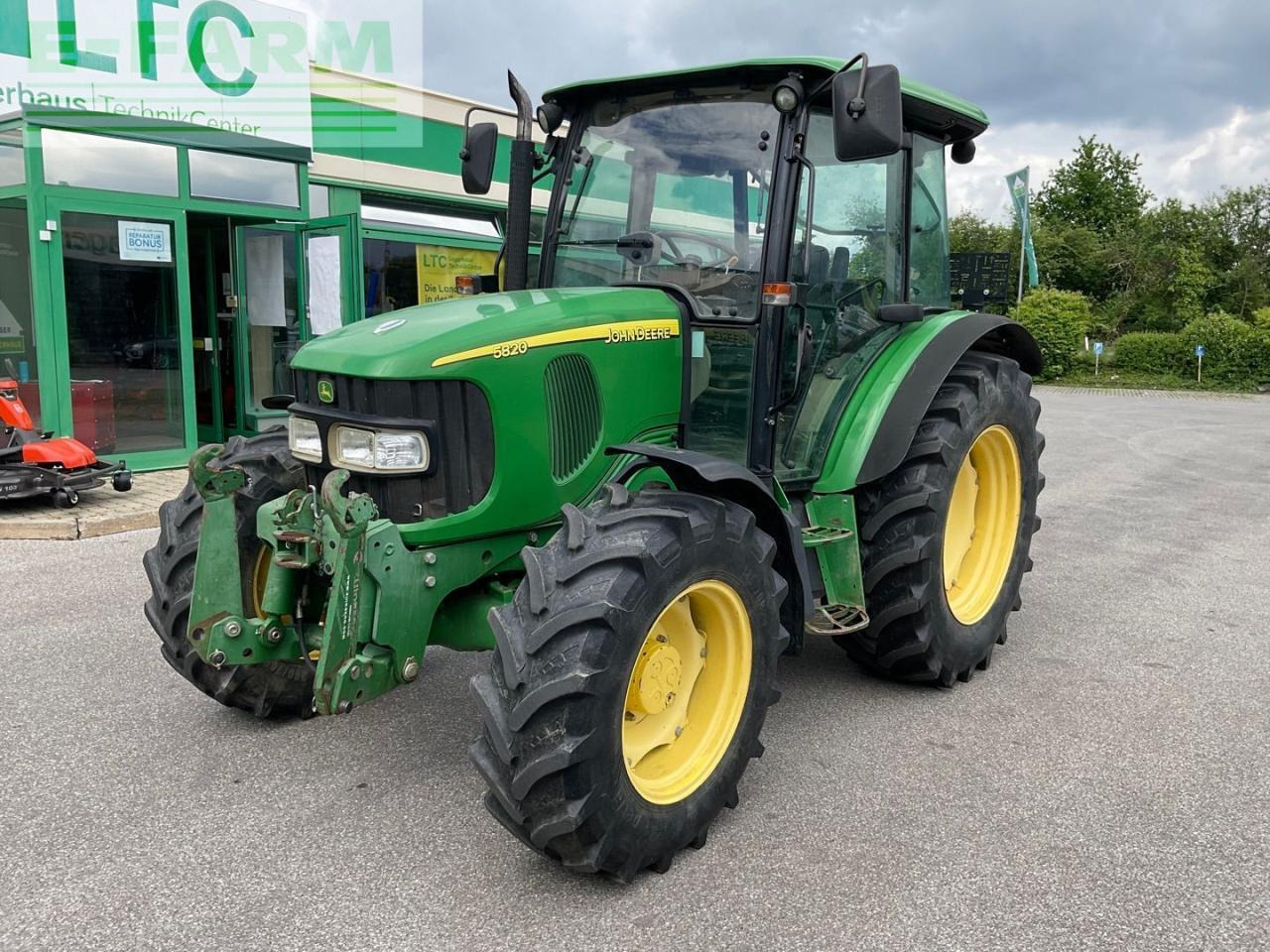 John Deere 5820 - Traktor: obrázok 1 John Deere 5820 - Traktor: obrázok 1