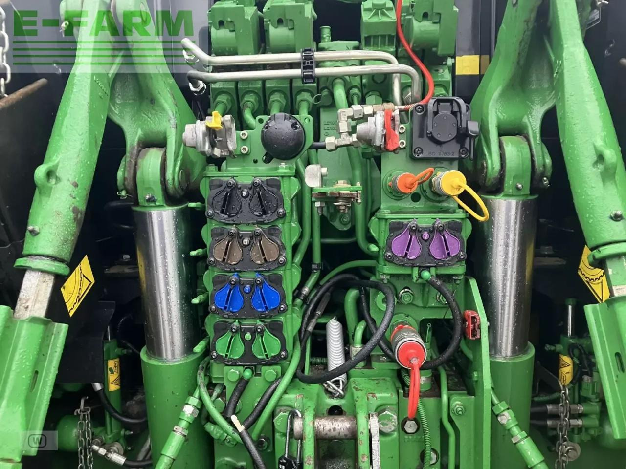 Traktor John Deere 6215r: obrázok 18