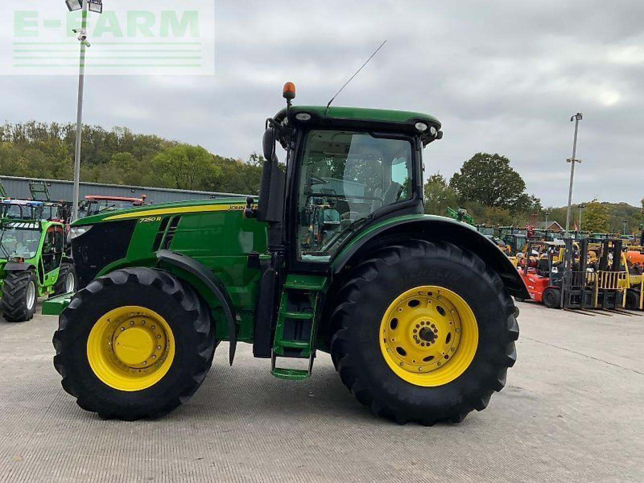John Deere 7250r tractor (st24600) - Traktor: obrázok 5 John Deere 7250r tractor (st24600) - Traktor: obrázok 5