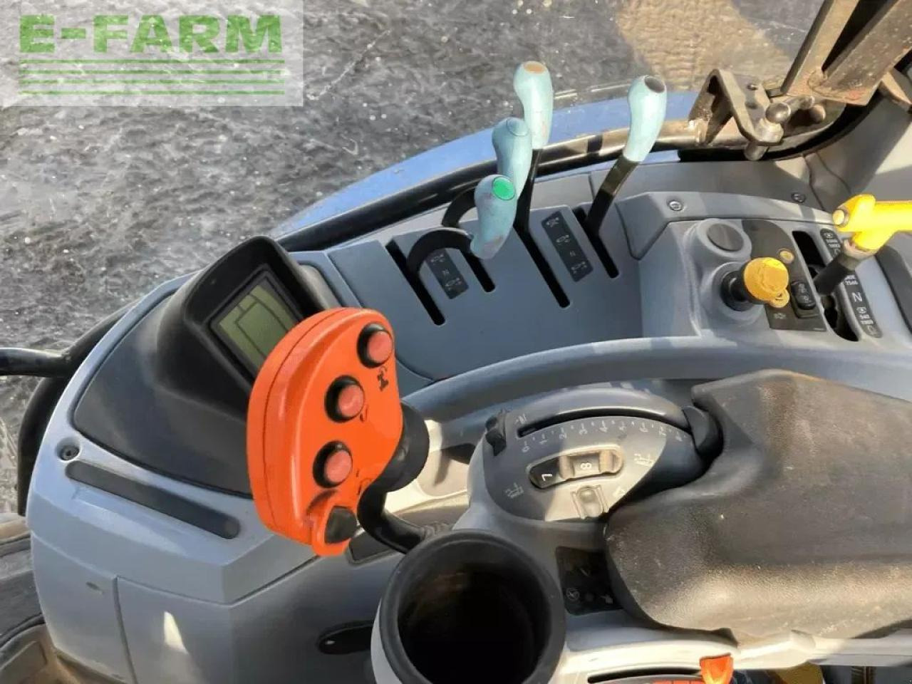 New Holland t7.210 rc s5 - Traktor: obrázok 4 New Holland t7.210 rc s5 - Traktor: obrázok 4