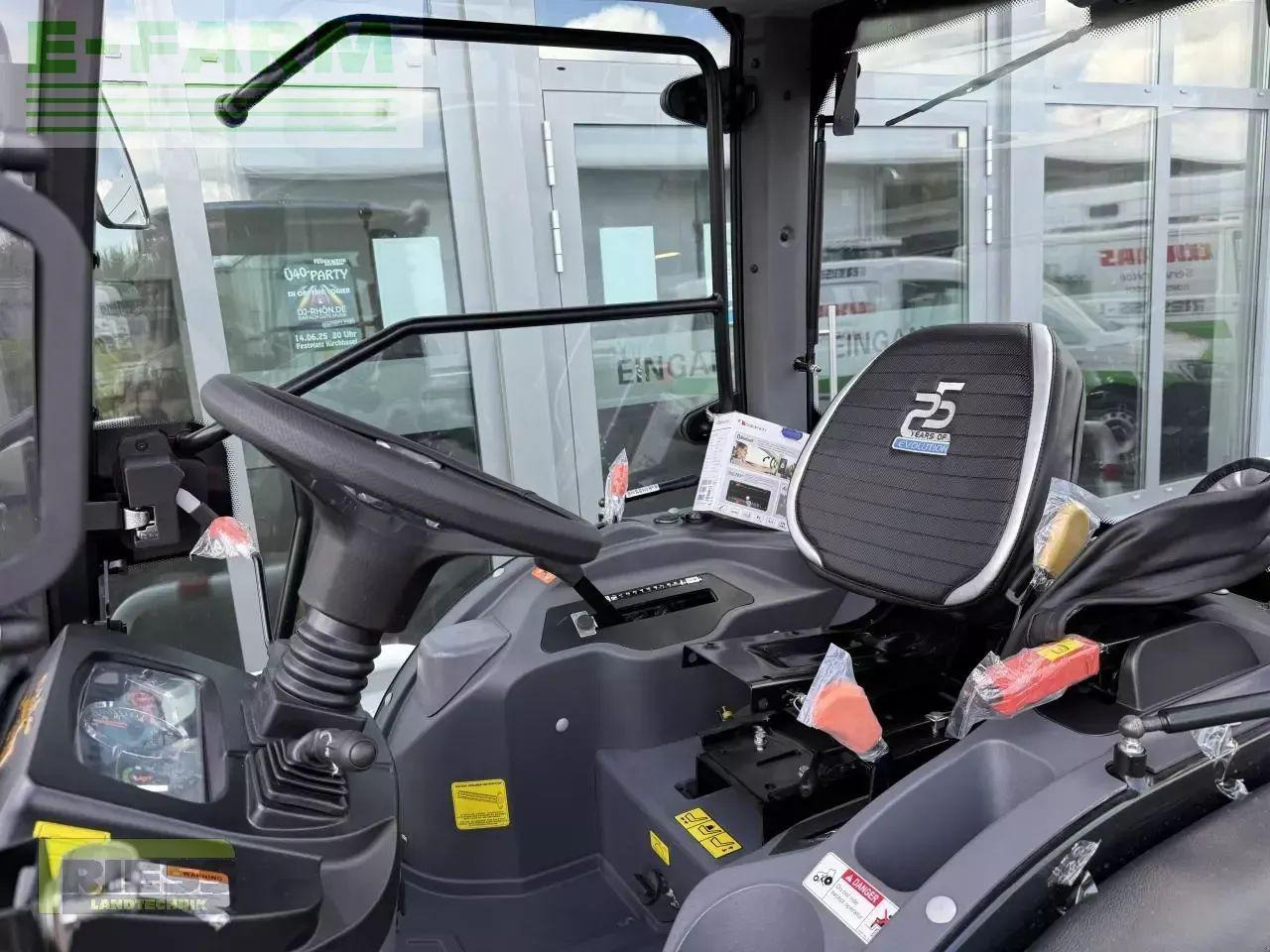 Solis 26 hst kabine panther (black) - Traktor: obrázok 4 Solis 26 hst kabine panther (black) - Traktor: obrázok 4