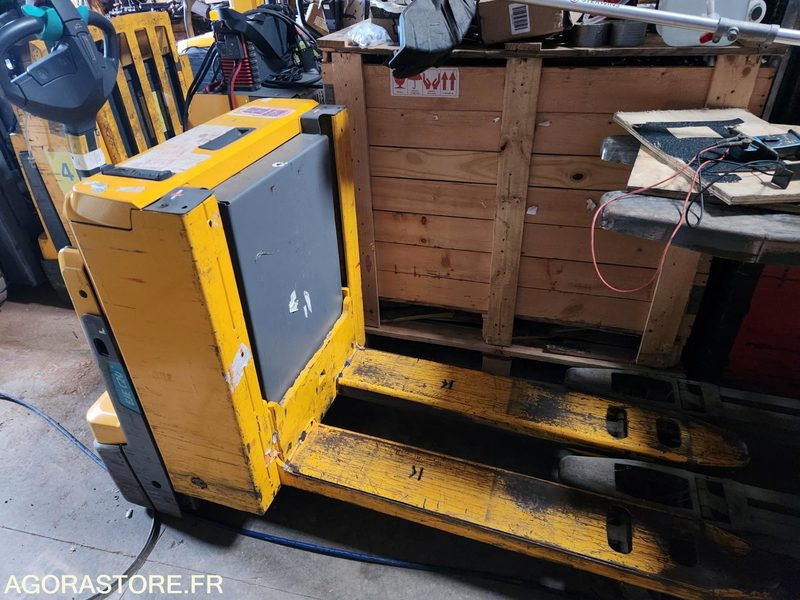 2 TRANSPALETTES ELECTRIQUE A LEVEE INITIALE 24V 150Ah CHARGEUR EMBARQUE DE 2019 - Paletový vozík: obrázok 4 2 TRANSPALETTES ELECTRIQUE A LEVEE INITIALE 24V 150Ah CHARGEUR EMBARQUE DE 2019 - Paletový vozík: obrázok 4
