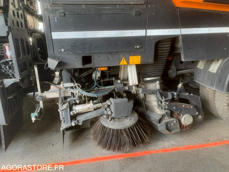 BALAYEUSE COMPOSÉE D'UN PORTEUR MERCEDES ET D'UN SYSTÈME DE BALAYAGE SCHMIDT - Zametacie vozidlo: obrázok 3 BALAYEUSE COMPOSÉE D'UN PORTEUR MERCEDES ET D'UN SYSTÈME DE BALAYAGE SCHMIDT - Zametacie vozidlo: obrázok 3