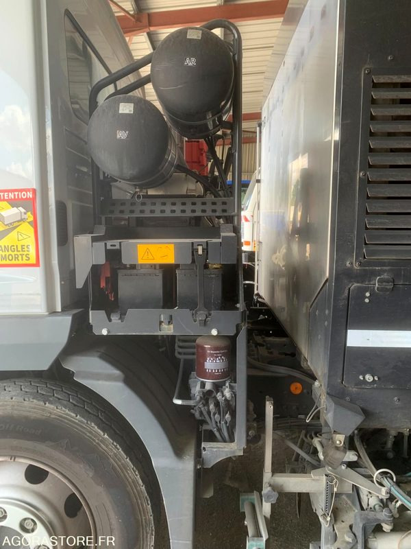 BALAYEUSE COMPOSÉE D'UN PORTEUR MERCEDES ET D'UN SYSTÈME DE BALAYAGE SCHMIDT - Zametacie vozidlo: obrázok 2 BALAYEUSE COMPOSÉE D'UN PORTEUR MERCEDES ET D'UN SYSTÈME DE BALAYAGE SCHMIDT - Zametacie vozidlo: obrázok 2