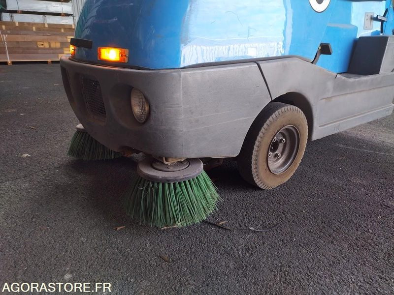 Balayeuse aspiratrice de trottoirs TENNANT LITTER HAWK 4100 - Zametacie vozidlo: obrázok 4 Balayeuse aspiratrice de trottoirs TENNANT LITTER HAWK 4100 - Zametacie vozidlo: obrázok 4