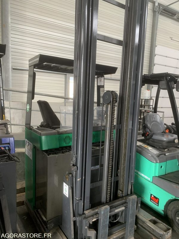 CHARIOT NISSAN CAT5 R489 AVEC CHARGEUR EN L'ETAT - Skladový zakladač: obrázok 1 CHARIOT NISSAN CAT5 R489 AVEC CHARGEUR EN L'ETAT - Skladový zakladač: obrázok 1