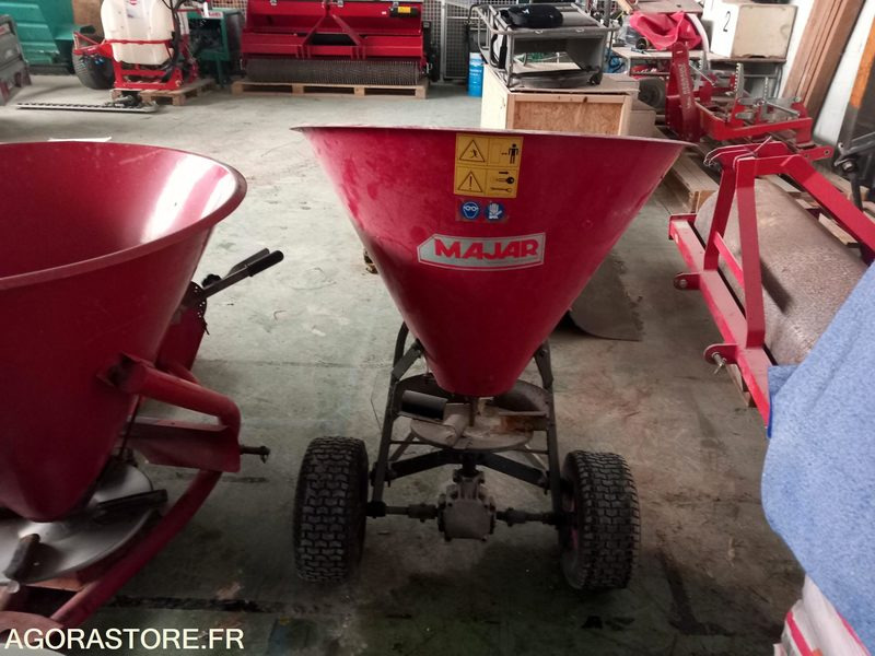 Epandeur 150 litre à engrais trainé pour autoporté (EMTR150) - Záhradná technika: obrázok 3 Epandeur 150 litre à engrais trainé pour autoporté (EMTR150) - Záhradná technika: obrázok 3