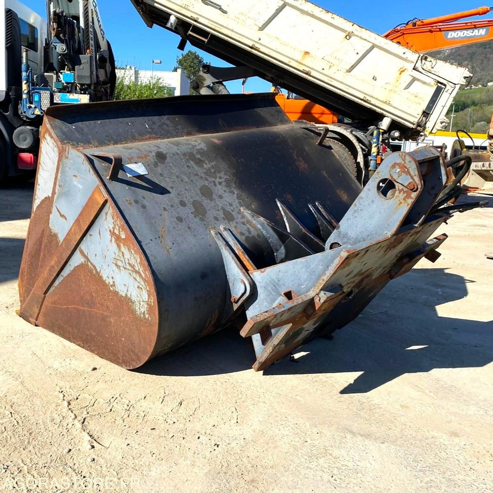 GODET GRAND VOLUME POUR CHARIOT ELEVATEUR - Année 1996 - Stavebné zariadenia: obrázok 5 GODET GRAND VOLUME POUR CHARIOT ELEVATEUR - Année 1996 - Stavebné zariadenia: obrázok 5