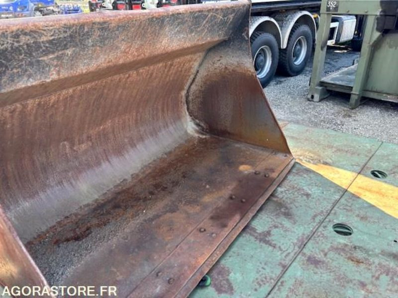 GODET DE CHARGEUR 2800 LITRES EN ATTACHE TYPE VOLVO - Iné stroje: obrázok 2 GODET DE CHARGEUR 2800 LITRES EN ATTACHE TYPE VOLVO - Iné stroje: obrázok 2