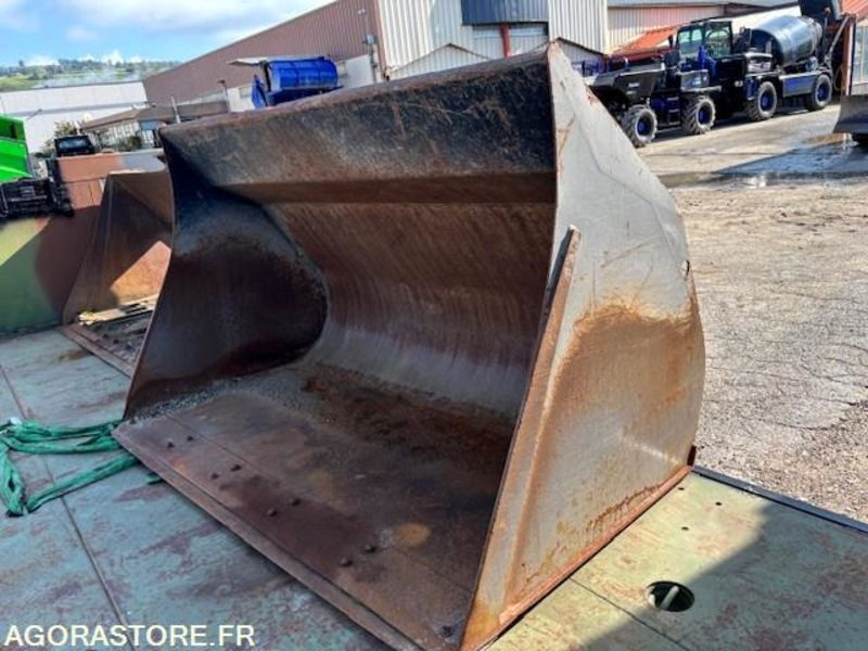 GODET DE CHARGEUR 2800 LITRES EN ATTACHE TYPE VOLVO - Iné stroje: obrázok 1 GODET DE CHARGEUR 2800 LITRES EN ATTACHE TYPE VOLVO - Iné stroje: obrázok 1