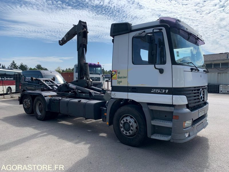 MERCEDES 6x2 - ACTROS 2531 - 1999 / 515000 KM - Hákový nosič kontajnerov: obrázok 3 MERCEDES 6x2 - ACTROS 2531 - 1999 / 515000 KM - Hákový nosič kontajnerov: obrázok 3