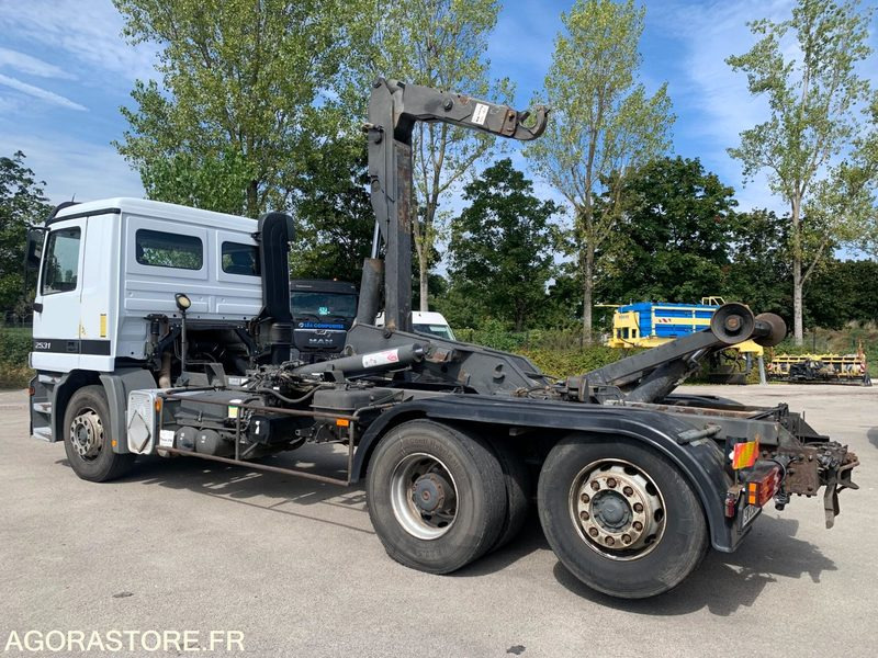 MERCEDES 6x2 - ACTROS 2531 - 1999 / 515000 KM - Hákový nosič kontajnerov: obrázok 2 MERCEDES 6x2 - ACTROS 2531 - 1999 / 515000 KM - Hákový nosič kontajnerov: obrázok 2