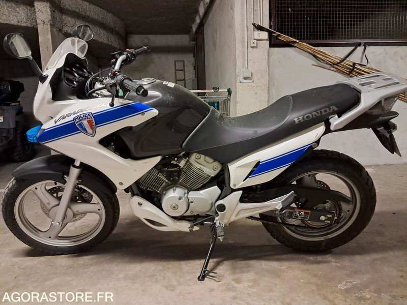 MOTO HONDA VARADERO 125 - POLICE MUNICIPALE - Motocykel: obrázok 1 MOTO HONDA VARADERO 125 - POLICE MUNICIPALE - Motocykel: obrázok 1