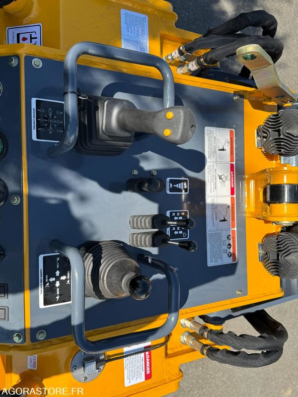 Mini chargeuse porte outils à chenilles moteur Honda 22CV. - Pásový šmykom riadený nakladač: obrázok 2 Mini chargeuse porte outils à chenilles moteur Honda 22CV. - Pásový šmykom riadený nakladač: obrázok 2