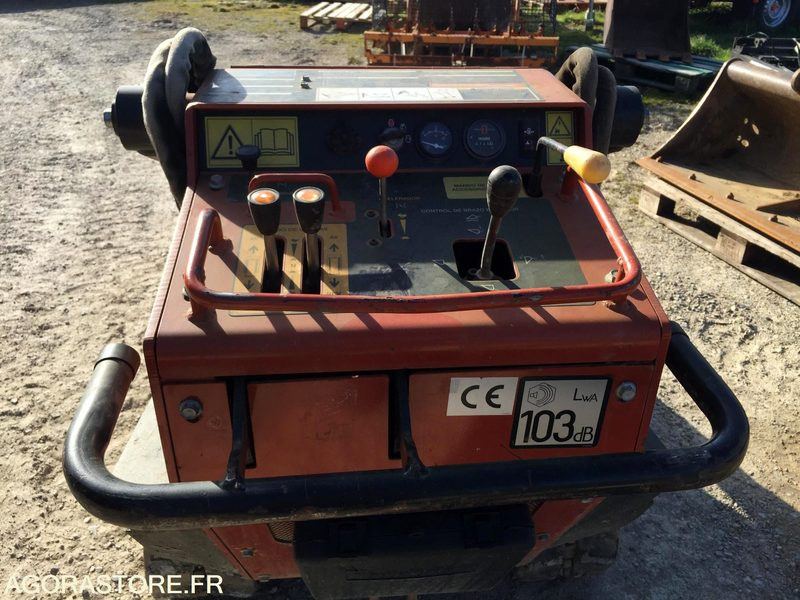 PORTE OUTILS à chenilles DITCH WITCH SK500 - Nakladač: obrázok 4 PORTE OUTILS à chenilles DITCH WITCH SK500 - Nakladač: obrázok 4
