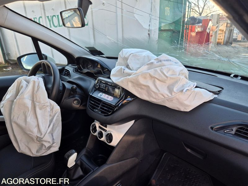 Peugeot 208 accidenté - EY-163-PP - Automobil: obrázok 4 Peugeot 208 accidenté - EY-163-PP - Automobil: obrázok 4