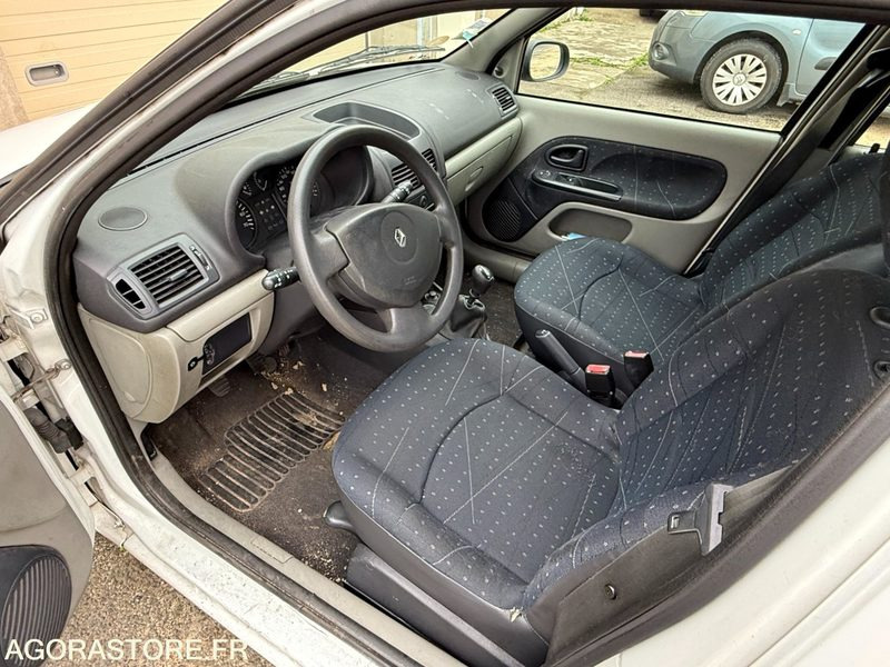 RENAULT CLIO - 2002 - 160000 KM - Automobil: obrázok 5 RENAULT CLIO - 2002 - 160000 KM - Automobil: obrázok 5