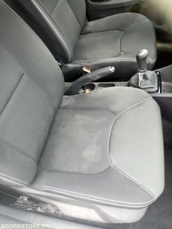 REnault Clio IV - 1.5 L Diesel - 276 000km - Automobil: obrázok 5 REnault Clio IV - 1.5 L Diesel - 276 000km - Automobil: obrázok 5