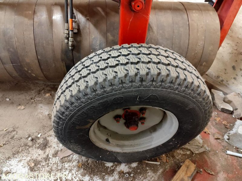 ROULEAU QUIVOGNE RSR 300 TRES PEU SERVI ANNEE 2003 - Záhradná technika: obrázok 5 ROULEAU QUIVOGNE RSR 300 TRES PEU SERVI ANNEE 2003 - Záhradná technika: obrázok 5