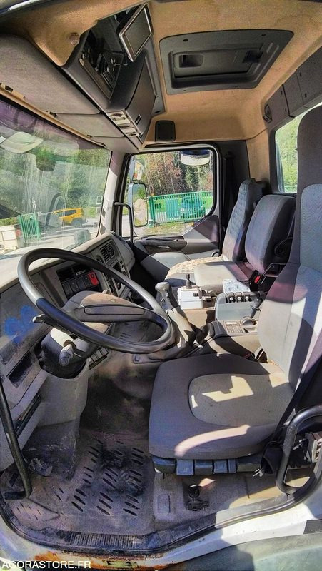 Renault KERAX 2004 - 252967 kms - Dodávka sklápač: obrázok 5 Renault KERAX 2004 - 252967 kms - Dodávka sklápač: obrázok 5