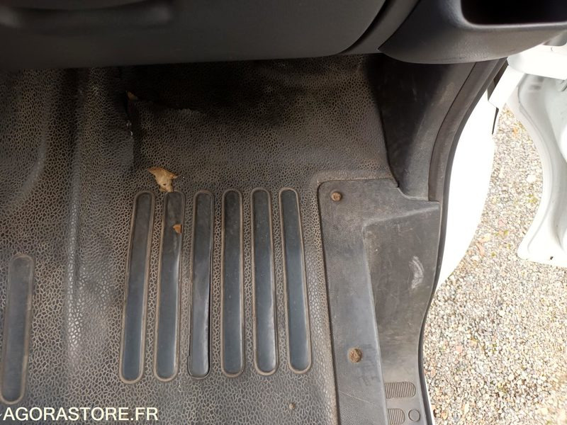Furgon Renault Master 7 places - 179427 kms - 2016: obrázok 19