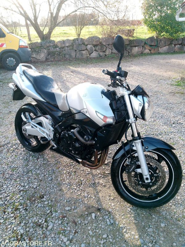 Suzuki GSR600 - Motocykel: obrázok 4 Suzuki GSR600 - Motocykel: obrázok 4