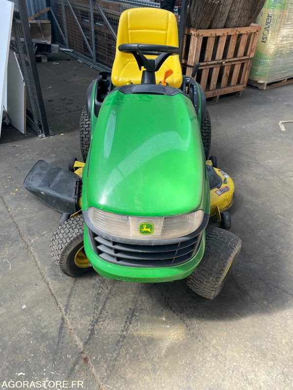 TONDEUSE AUTOPORTEE JOHN DEERE LA155 ESSENCE (PRIX AFFICHE HT - TVA 20%) - Záhradná kosačka: obrázok 1 TONDEUSE AUTOPORTEE JOHN DEERE LA155 ESSENCE (PRIX AFFICHE HT - TVA 20%) - Záhradná kosačka: obrázok 1