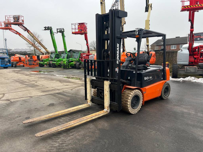 Doosan B50X5 5T 6m Triplex non-marking (1840) - Elektrický vysokozdvižný vozík: obrázok 3 Doosan B50X5 5T 6m Triplex non-marking (1840) - Elektrický vysokozdvižný vozík: obrázok 3