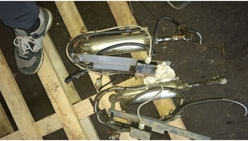 Neoplan BODE цилиндр закрытия - Hydraulický valec: obrázok 1 Neoplan BODE цилиндр закрытия - Hydraulický valec: obrázok 1