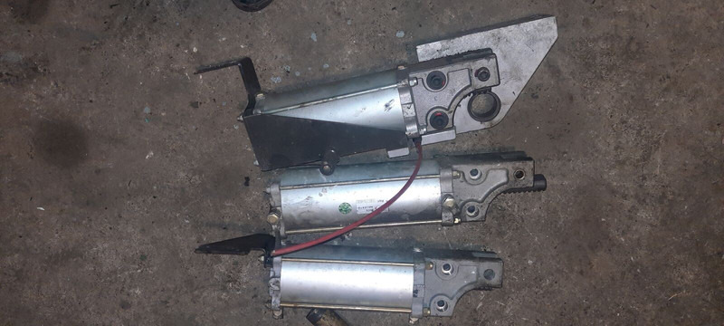 Scania механизм закрытия дверей - Dvere a diely: obrázok 3 Scania механизм закрытия дверей - Dvere a diely: obrázok 3