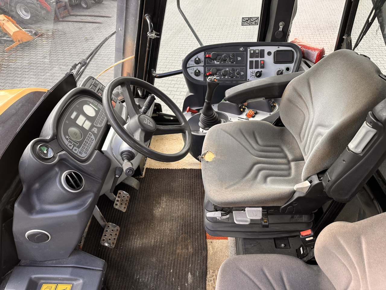 JCB FASTRAC 3230 - Traktor: obrázok 5 JCB FASTRAC 3230 - Traktor: obrázok 5