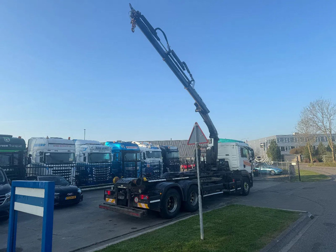 MAN TGS 26.360 6X4 VDL 21T HOOK + HIAB 122 + REMOTE - Hákový nosič kontajnerov: obrázok 5 MAN TGS 26.360 6X4 VDL 21T HOOK + HIAB 122 + REMOTE - Hákový nosič kontajnerov: obrázok 5