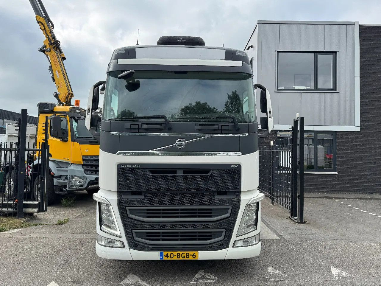 Volvo FH 460 4X2 EURO 6 SKIRTS SPOILERS HYDRAULIC - Ťahač: obrázok 2 Volvo FH 460 4X2 EURO 6 SKIRTS SPOILERS HYDRAULIC - Ťahač: obrázok 2