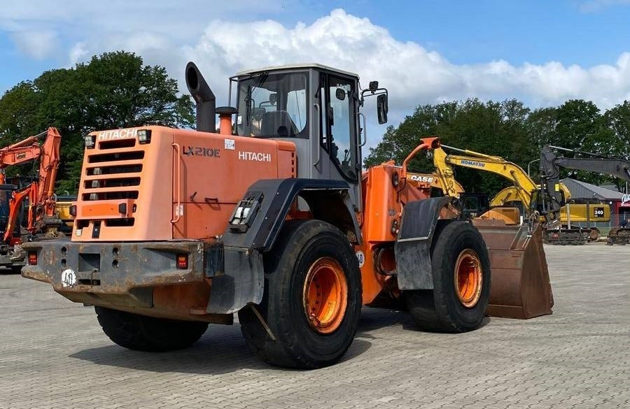 Hitachi LX 210 E  - Kolesový nakladač: obrázok 3 Hitachi LX 210 E  - Kolesový nakladač: obrázok 3