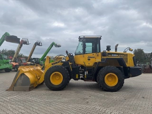 Komatsu WA 320 - Kolesový nakladač: obrázok 2 Komatsu WA 320 - Kolesový nakladač: obrázok 2