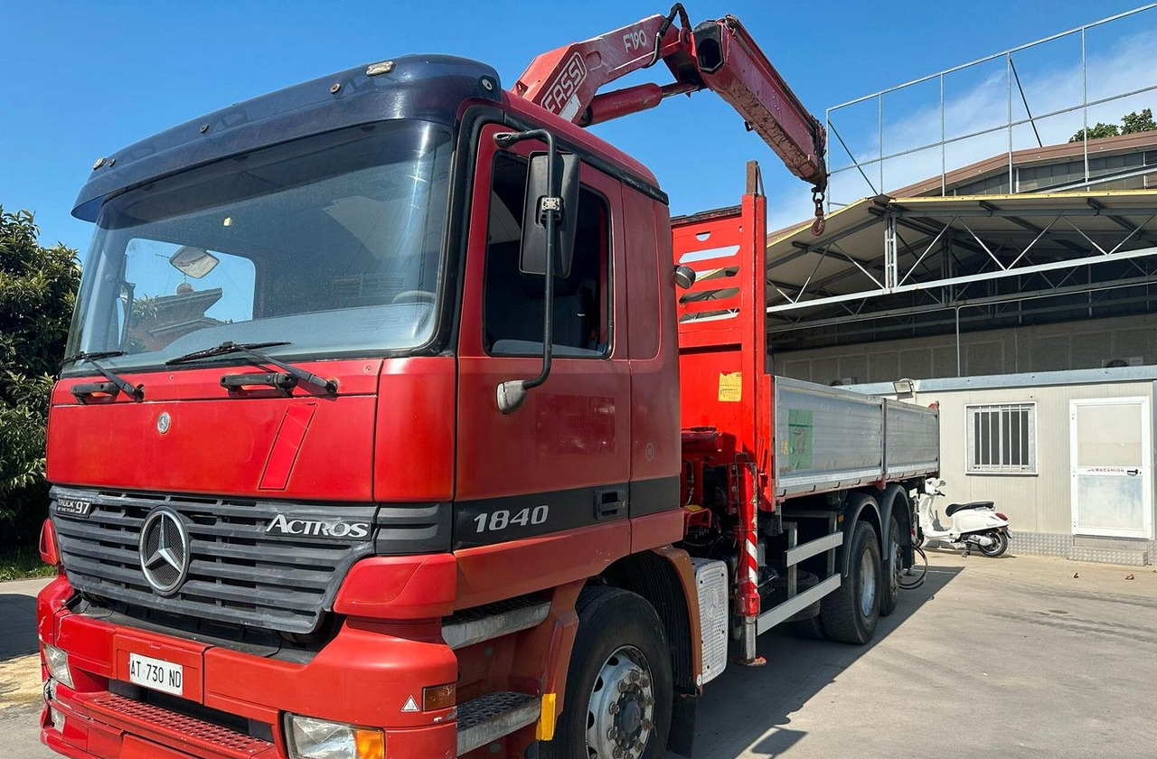 Motrice Mercedes con la gru Palfinger - Valníkový/ Plošinový nákladný automobil, Auto s hydraulickou rukou: obrázok 1 Motrice Mercedes con la gru Palfinger - Valníkový/ Plošinový nákladný automobil, Auto s hydraulickou rukou: obrázok 1